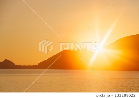 岬の突端のビーチで夕日を眺める。 沖には多くの無人島が浮かんでいる。 観光客も並んで座っていた。 132199022