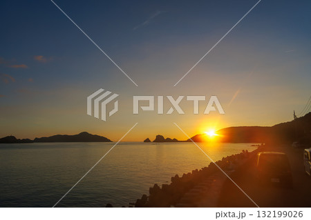 岬の突端のビーチで夕日を眺める。 沖には多くの無人島が浮かんでいる。 観光客も並んで座っていた。 132199026