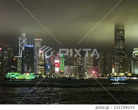 アベニュー・オブ・スターズから見た香港の夜景と観光船 アベニュー・オブ・スターズから見た香港の夜景と観光船 132199254