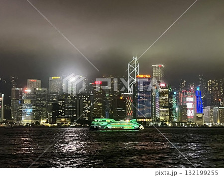アベニュー・オブ・スターズから見た香港の夜景と観光船 132199255