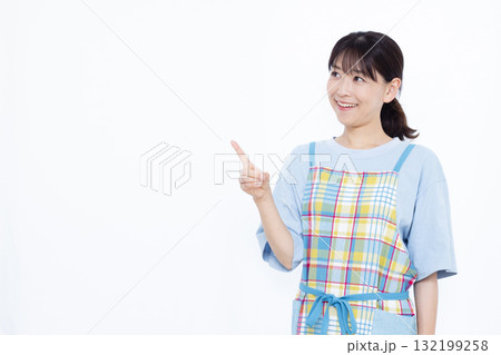 人差し指を立てる主婦 132199258