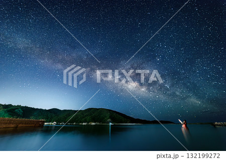 ザトウクジラの像があるビーチで長時間露光の星景撮影。 天の川や流れ星が見えた。港には漁船他。座間味島 ザトウクジラの像があるビーチで長時間露光の星景撮影。 天の川や流れ星が見えた。港には漁船他。座間味島 132199272