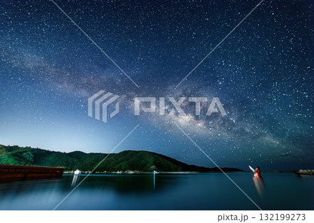 ザトウクジラの像があるビーチで長時間露光の星景撮影。 天の川や流れ星が見えた。港には漁船他。座間味島 ザトウクジラの像があるビーチで長時間露光の星景撮影。 天の川や流れ星が見えた。港には漁船他。座間味島 132199273