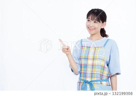 人差し指を立てる主婦 132199308