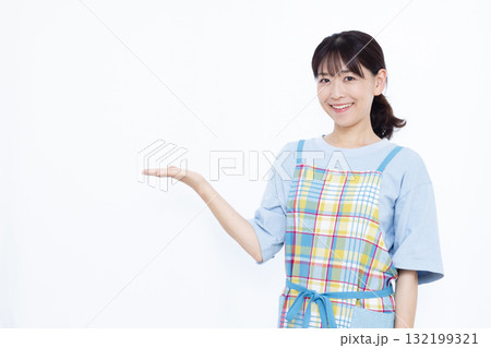 紹介をしている主婦 紹介をしている主婦 132199321