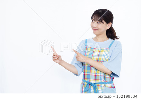 紹介をしている主婦 紹介をしている主婦 132199334
