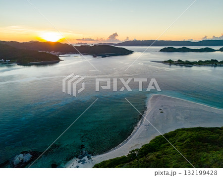 座間味港で慶良間諸島の日の出をドローンで空中撮影している。沖縄県島尻郡慶良間諸島座間味島座間味港 132199428