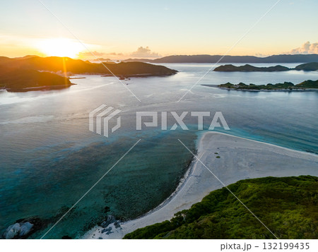 座間味港で慶良間諸島の日の出をドローンで空中撮影している。沖縄県島尻郡慶良間諸島座間味島座間味港 132199435