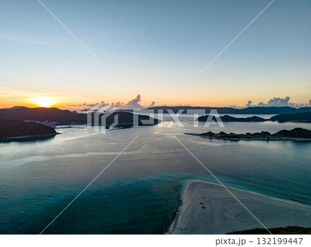 座間味港で慶良間諸島の日の出をドローンで空中撮影している。沖縄県島尻郡慶良間諸島座間味島座間味港 132199447