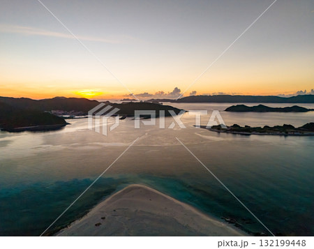 座間味港で慶良間諸島の日の出をドローンで空中撮影している。沖縄県島尻郡慶良間諸島座間味島座間味港 132199448