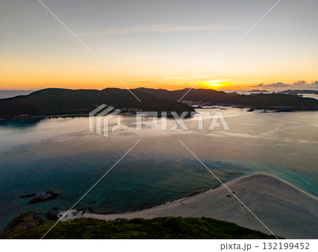 座間味港で慶良間諸島の日の出をドローンで空中撮影している。沖縄県島尻郡慶良間諸島座間味島座間味港 132199452