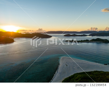 座間味港で慶良間諸島の日の出をドローンで空中撮影している。沖縄県島尻郡慶良間諸島座間味島座間味港 132199454