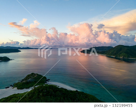 座間味港で慶良間諸島の日の出をドローンで空中撮影している。沖縄県島尻郡慶良間諸島座間味島座間味港 132199455