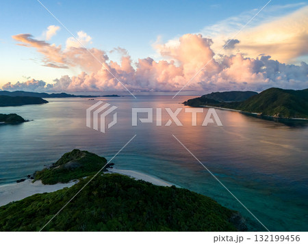 座間味港で慶良間諸島の日の出をドローンで空中撮影している。沖縄県島尻郡慶良間諸島座間味島座間味港 132199456