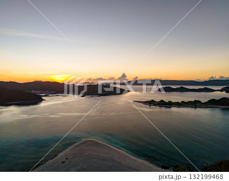 座間味港で慶良間諸島の日の出をドローンで空中撮影している。沖縄県島尻郡慶良間諸島座間味島座間味港 132199468