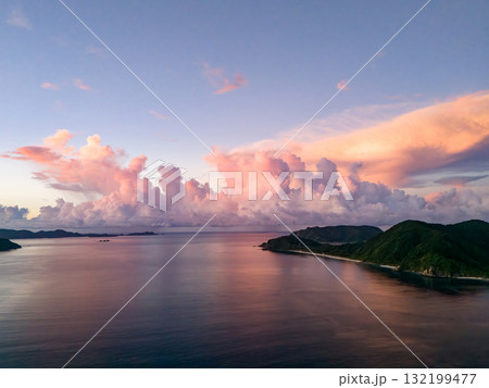座間味港で慶良間諸島の日の出をドローンで空中撮影している。沖縄県島尻郡慶良間諸島座間味島座間味港 132199477