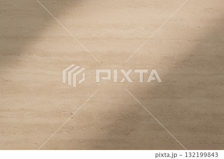 柔らかな光に照らされたトラバーチン石のテクスチャ 132199843