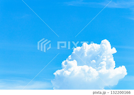 爽やかな青空と白い雲のシンプルな風景 爽やかな青空と白い雲のシンプルな風景 132200166