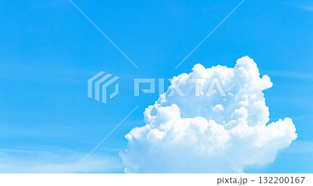 爽やかな青空と白い雲のシンプルな風景 爽やかな青空と白い雲のシンプルな風景 132200167