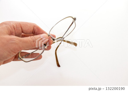 メガネのブリッジ部分を指でつまむ メガネのブリッジ部分を指でつまむ 132200190