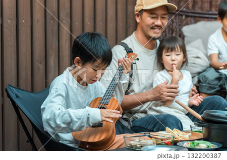 ウッドデッキで食事するファミリー（グランピング,アウトドア,別荘,コテージ） 132200387