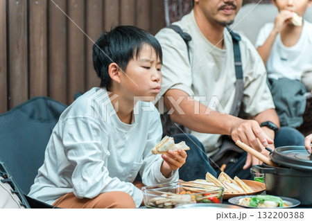 ウッドデッキで食事するファミリー（グランピング,アウトドア,別荘,コテージ） 132200388