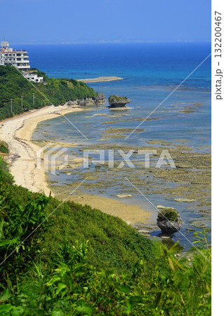 青い海と青い空、海岸には岩が二つ 10月沖縄本島302夫婦岩とキノコ岩・知念岬公園 青い海と青い空、海岸には岩が二つ 10月沖縄本島302夫婦岩とキノコ岩・知念岬公園 132200467