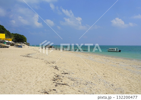 白い砂浜と青い海に桟橋がある風景　10月沖縄本島312みーばるビーチ 132200477