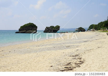 白い砂浜と青い海に桟橋がある風景　10月沖縄本島318みーばるビーチ 132200483