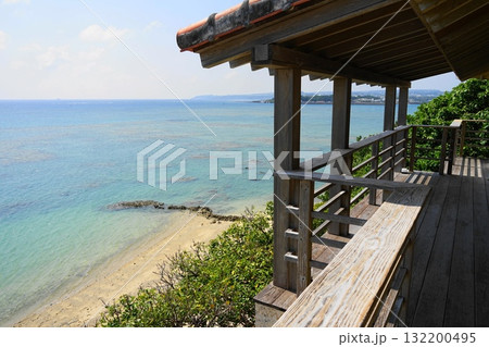 百名伽藍からの庭と海岸と海　10月沖縄本島330百名伽藍からの展望　 132200495