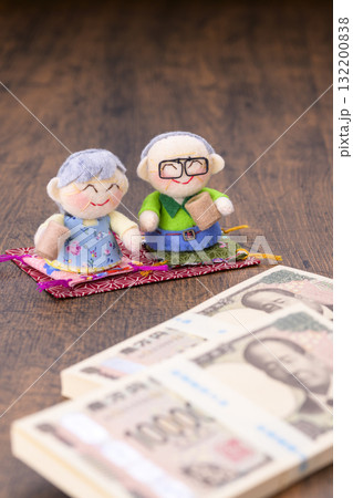ご年配の夫婦とお金 132200838