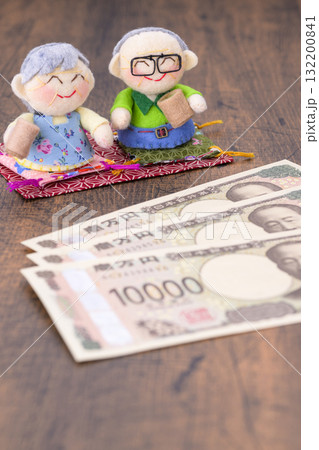 ご年配の夫婦とお金 132200841