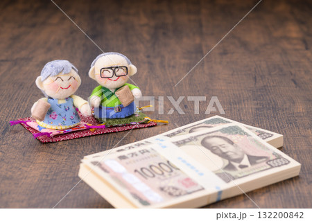 ご年配の夫婦とお金 132200842