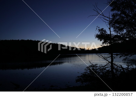 湖面に映る朝焼け 132200857