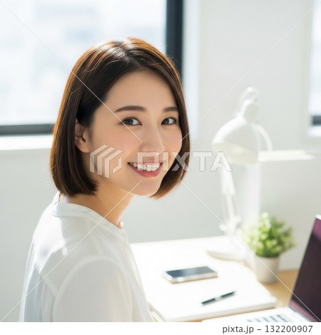 オフィスでデスクワークをする若い日本女性 132200907