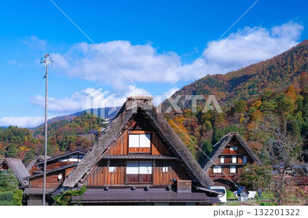 【世界遺産】紅葉真っ盛りの白川郷【岐阜県】 【世界遺産】紅葉真っ盛りの白川郷【岐阜県】 132201322