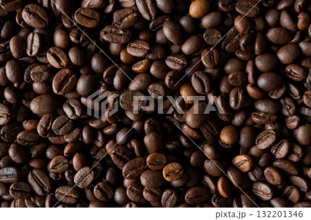 焙煎したコーヒー豆のクローズアップ 132201346