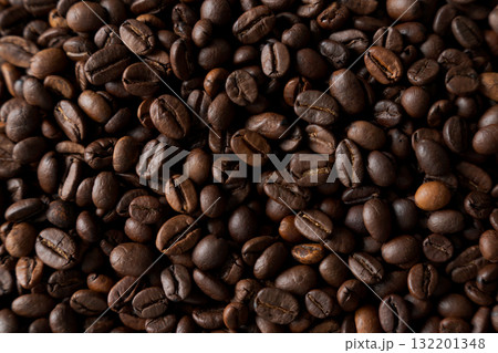 焙煎したコーヒー豆のクローズアップ 132201348