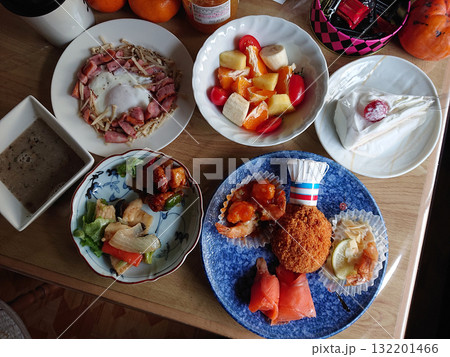 ビュッフェスタイル(バイキング形式)の洋食レストランで組み合わせたクリスマス・ディナーのプレート料理 132201466