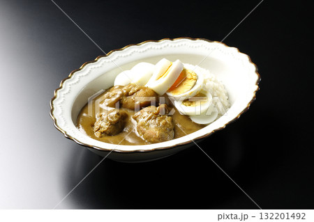 ゆで卵を乗せたチキンカレーを黒背景で撮影 132201492