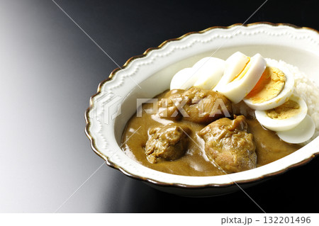 ゆで卵を乗せたチキンカレーを黒背景で撮影 132201496