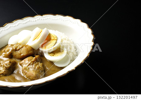 ゆで卵を乗せたチキンカレーを黒背景で撮影 132201497