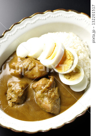 ゆで卵を乗せたチキンカレーを黒背景で撮影 ゆで卵を乗せたチキンカレーを黒背景で撮影 132201517