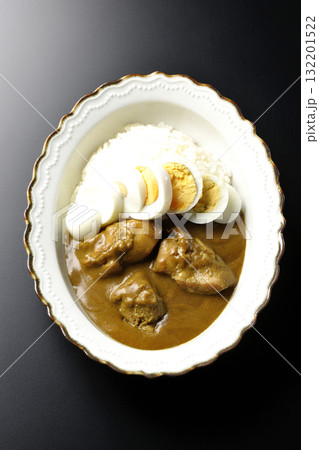 ゆで卵を乗せたチキンカレーを黒背景で撮影 132201522