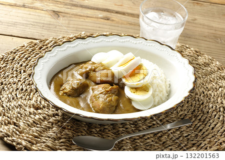 チキンカレーゆで卵乗せ チキンカレーゆで卵乗せ 132201563