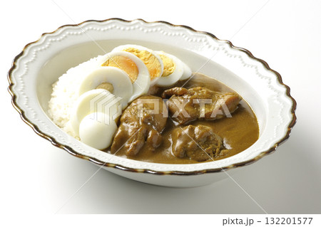 ゆで卵を乗せたチキンカレーを白背景で撮影 ゆで卵を乗せたチキンカレーを白背景で撮影 132201577