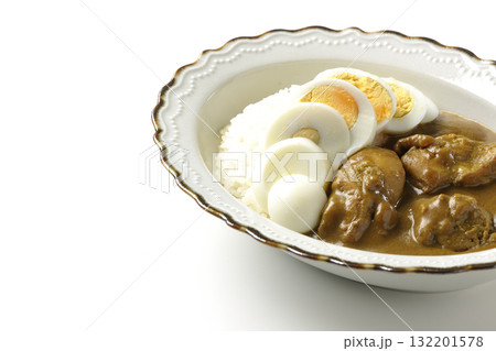 ゆで卵を乗せたチキンカレーを白背景で撮影 ゆで卵を乗せたチキンカレーを白背景で撮影 132201578