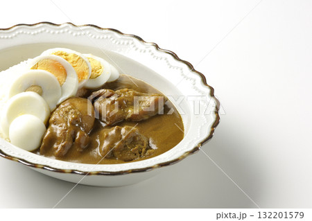 ゆで卵を乗せたチキンカレーを白背景で撮影 132201579