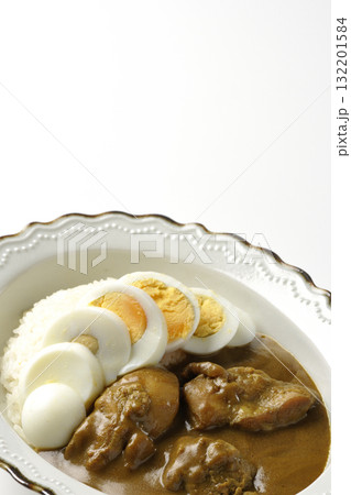 ゆで卵を乗せたチキンカレーを白背景で撮影 132201584