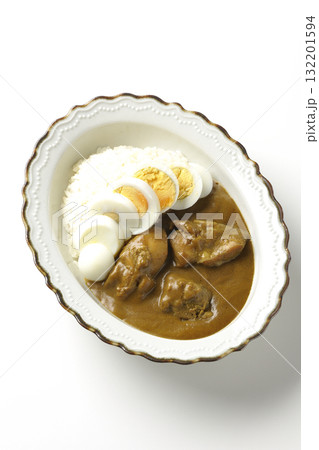 ゆで卵を乗せたチキンカレーを白背景で撮影 ゆで卵を乗せたチキンカレーを白背景で撮影 132201594